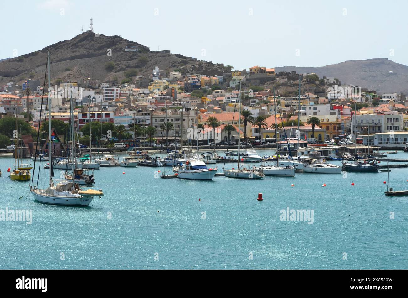 Segelboote liegen im Hafen von Mindelo, Cabo Verde Stockfoto