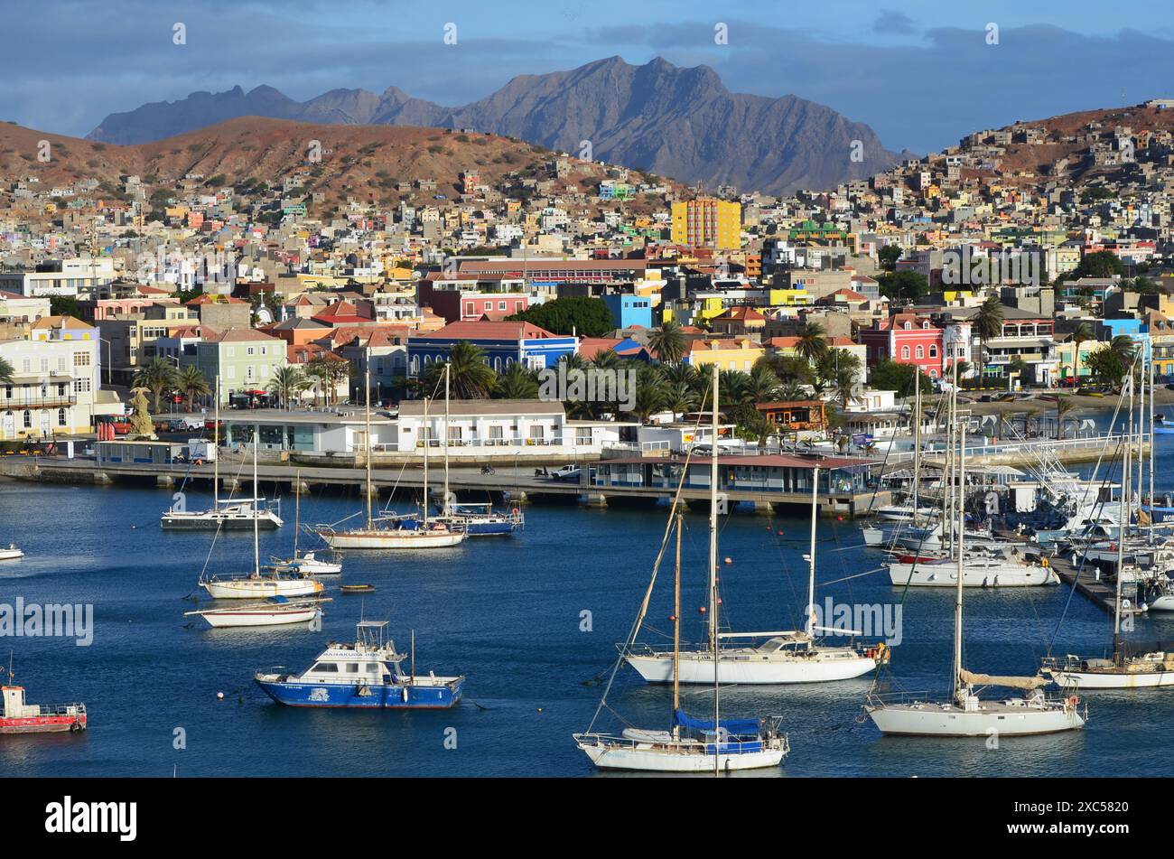 Segelboote liegen im Hafen von Mindelo, Cabo Verde Stockfoto