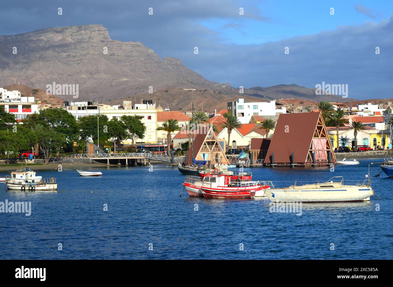 Segelboote liegen im Hafen von Mindelo, Cabo Verde Stockfoto