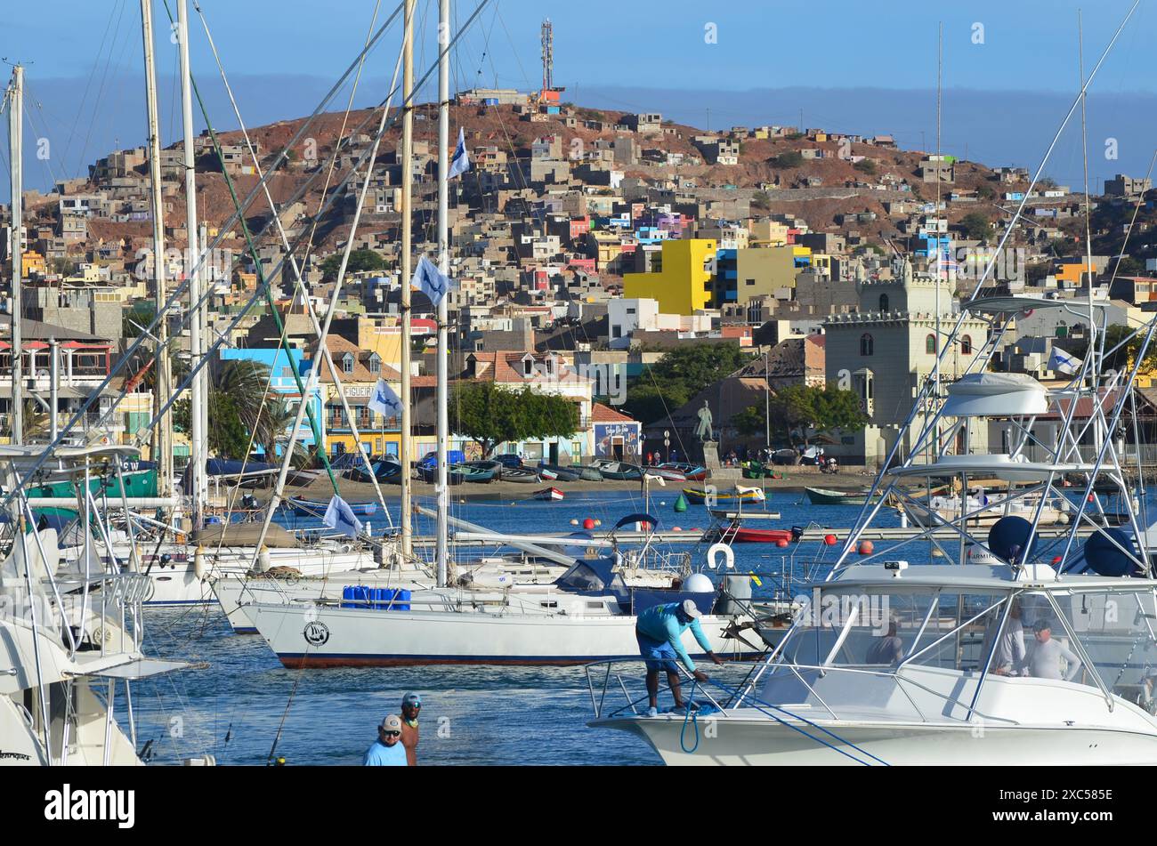 Segelboote liegen im Hafen von Mindelo, Cabo Verde Stockfoto