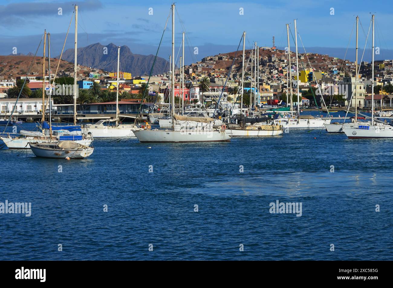 Segelboote liegen im Hafen von Mindelo, Cabo Verde Stockfoto