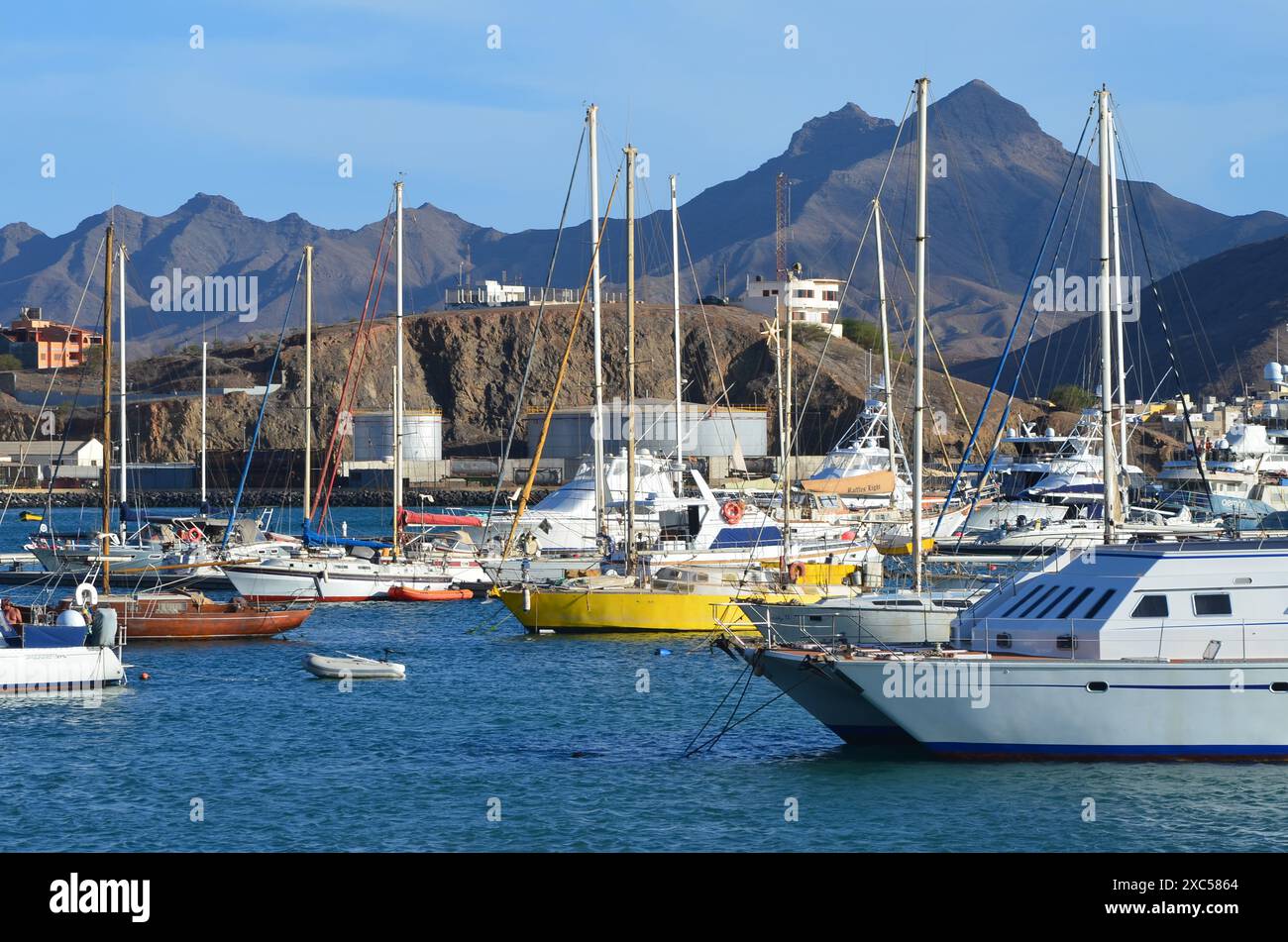 Segelboote liegen im Hafen von Mindelo, Cabo Verde Stockfoto