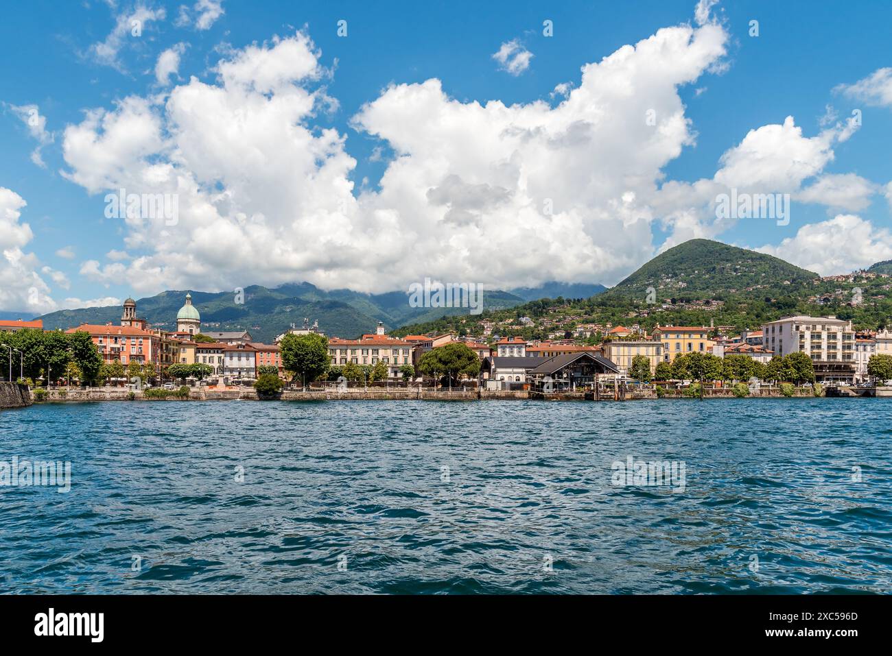 Panoramablick auf die Stadt vom Lago Maggiore, Verbania, Piemont, Italien Stockfoto