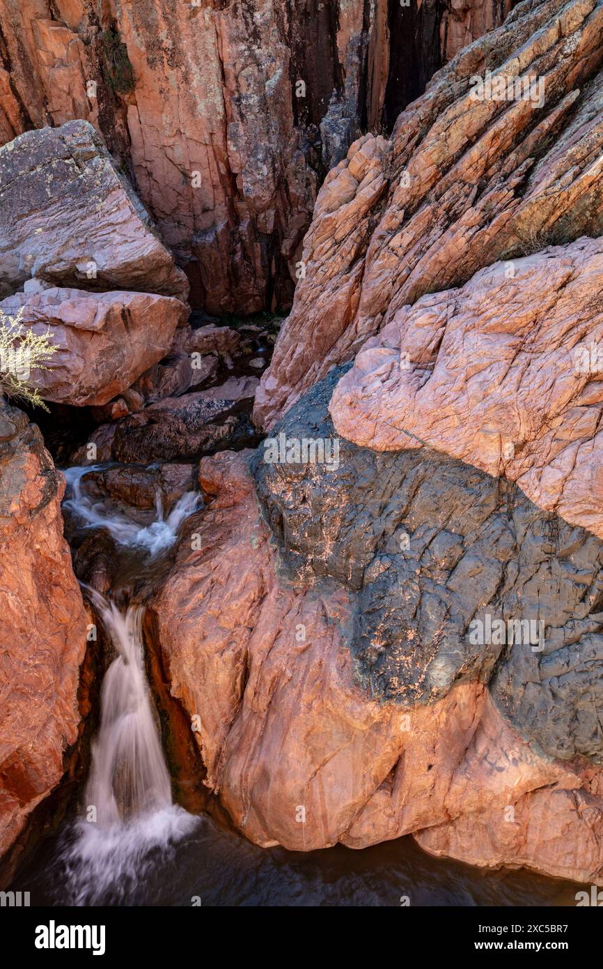 Wundervolle Wasserfälle entlang des herrlichen Water Wheel Falls Wander Trail in der Nähe von Peyson, Arizona (USA). Verführerisch, Erstaunlich, Atemberaubend, Fesselnd, Stockfoto