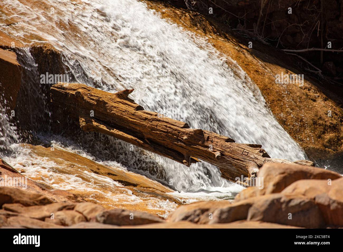 Wundervolle Wasserfälle entlang des herrlichen Water Wheel Falls Wander Trail in der Nähe von Peyson, Arizona (USA). Verführerisch, Erstaunlich, Atemberaubend, Fesselnd, Stockfoto