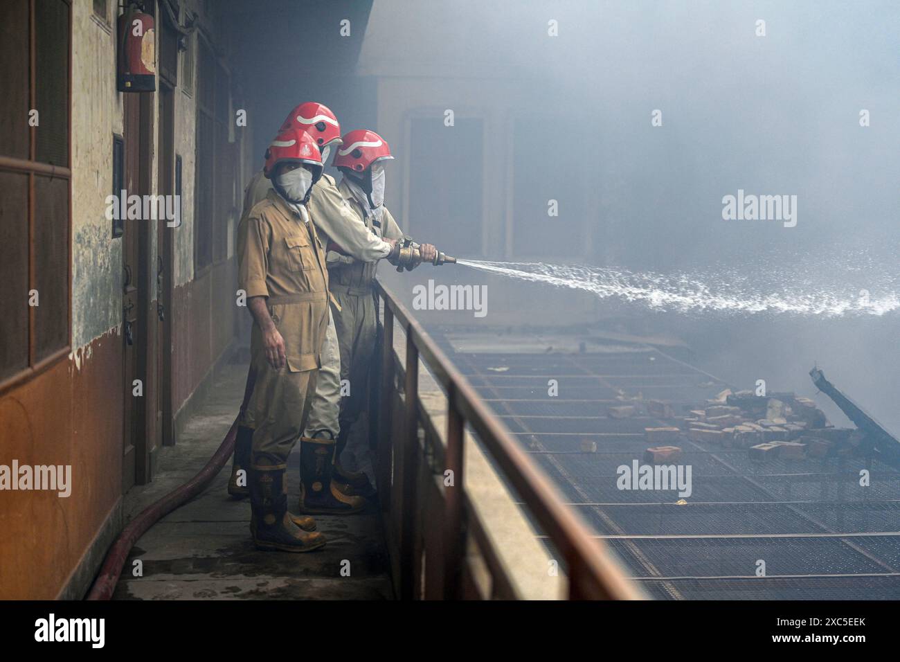 Neu-Delhi, Indien. Juni 2024. NEW DELHI, INDIEN - 14. JUNI: Die Feuerwehrleute versuchen am zweiten Tag, ein Feuer auszuschütten, das bei dem Feuer ausbrach, das am Donnerstag gegen 17 Uhr auf dem Old Katra Marwadi Markt in Chandni Chowk ausbrach. Glücklicherweise wurden keine Opfer gemeldet. Am 14. Juni 2024 in Neu-Delhi, Indien. (Foto: Raj K Raj/Hindustan Times/SIPA USA) Credit: SIPA USA/Alamy Live News Stockfoto