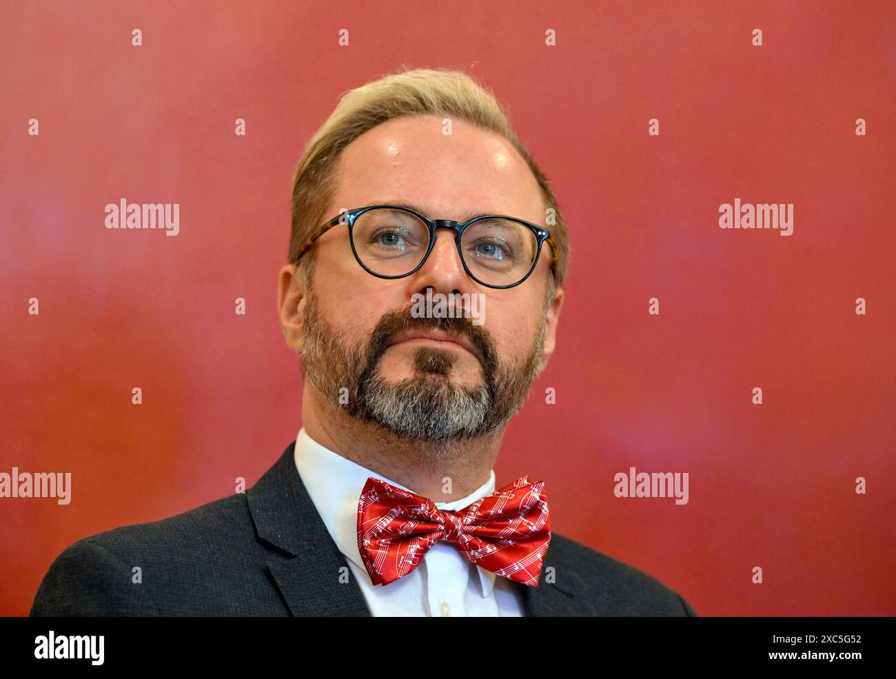 Prag, Tschechische Republik. Juni 2024. Dirigent Robert Jindra bei einem Treffen zur Bekanntgabe der Aufführung des kompletten Nibelungsrings durch den Komponisten Richard Wagner am Nationaltheater und Staatsoper Prag, Tschechische Republik, 14. Juni 2024. Quelle: Katerina Sulova/CTK Photo/Alamy Live News Stockfoto