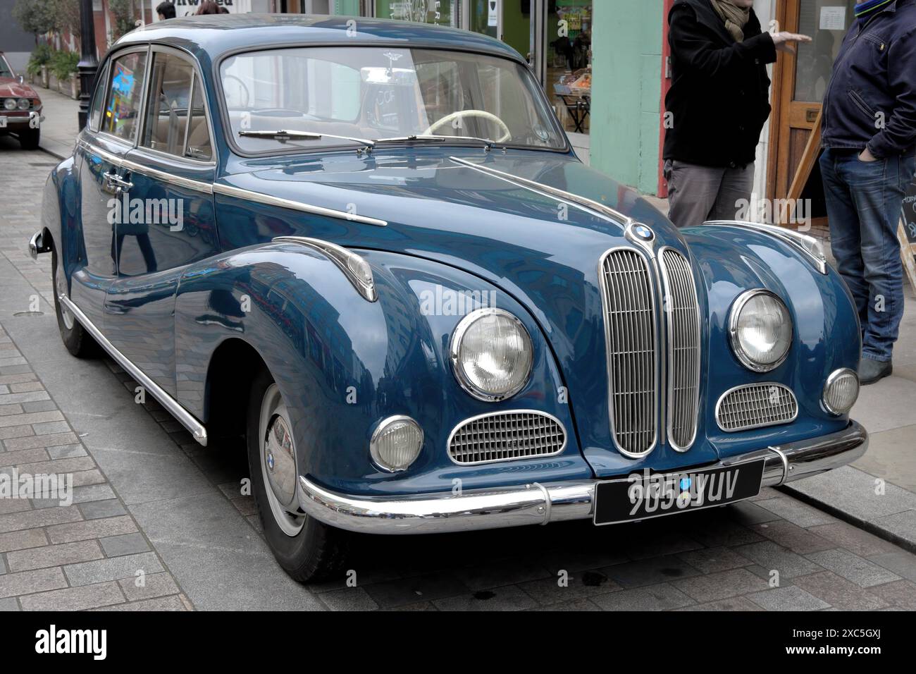 Vorderansicht des alten BMW 502 V8-Fahrzeugs, hergestellt 1961 Stockfoto