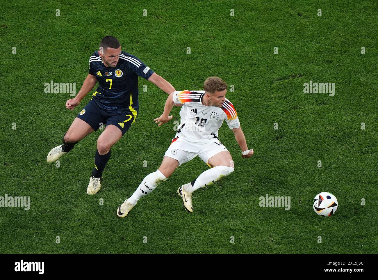 Der schottische John McGinn (links) und der deutsche Maximilian Mittelstadt kämpfen während des Gruppenspiels der UEFA Euro 2024 in der Münchener Fußballarena um den Ball. Bilddatum: Freitag, 14. Juni 2024. Stockfoto