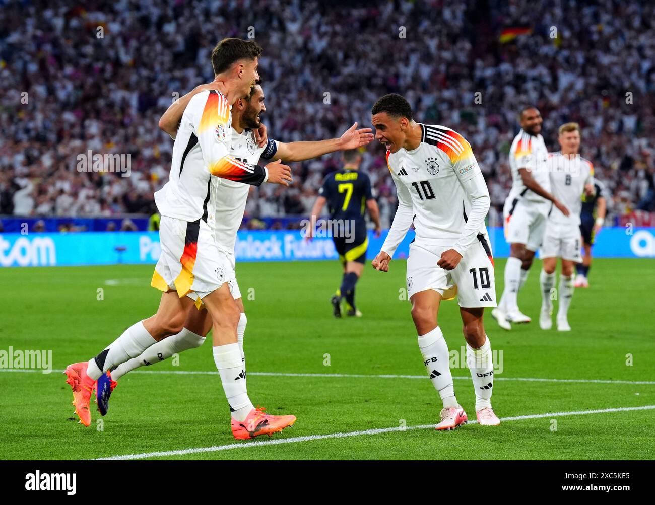 Jamal Musiala (rechts) feiert das zweite Tor ihrer Mannschaft während des Spiels der UEFA Euro 2024 Gruppe A in der Münchener Fußball Arena in München. Bilddatum: Freitag, 14. Juni 2024. Stockfoto