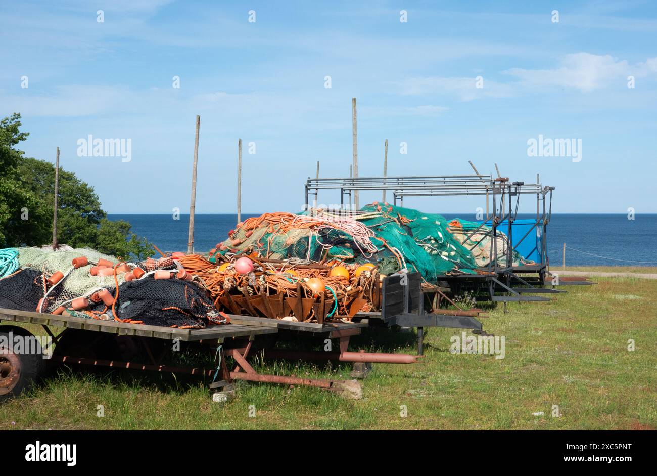 Kleinfischerei in Skane, Schweden. Karren mit Seilen, Fischernetzen und Bojen in der Nähe des Meeres. Stockfoto