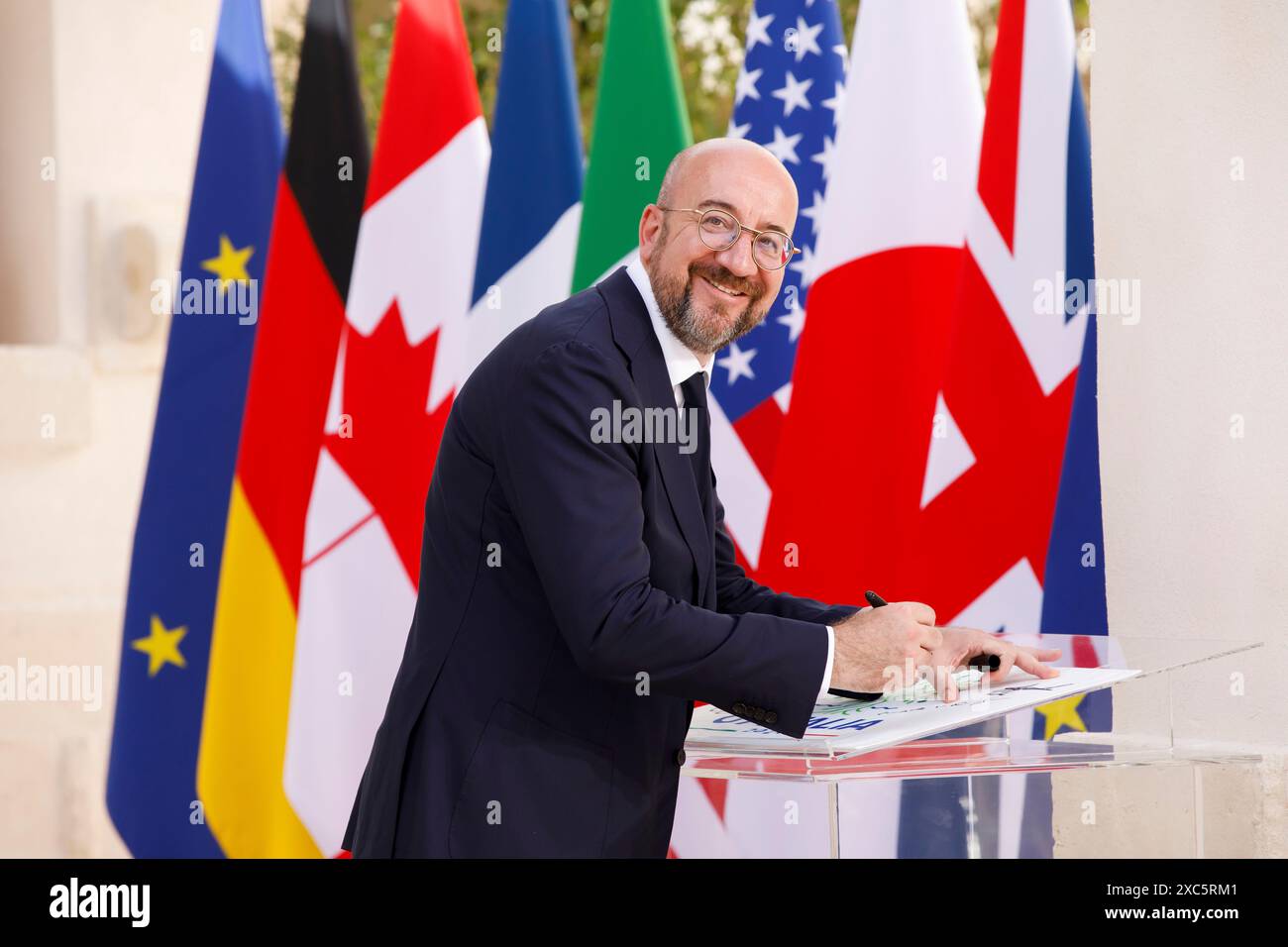 Savelletri di Fasano, Italien. Juni 2024. Der Präsident des Europäischen Rates, Charles Michel, unterzeichnet das Gästebuch während der Ankunftszeremonie für den 50. G7-Gipfel im Borgo Egnazia Resort am 13. Juni 2024 in Savelletri di Fasano, Italien. Quelle: Presidenza del Consiglio/G7 Italia 2024/Alamy Live News Stockfoto