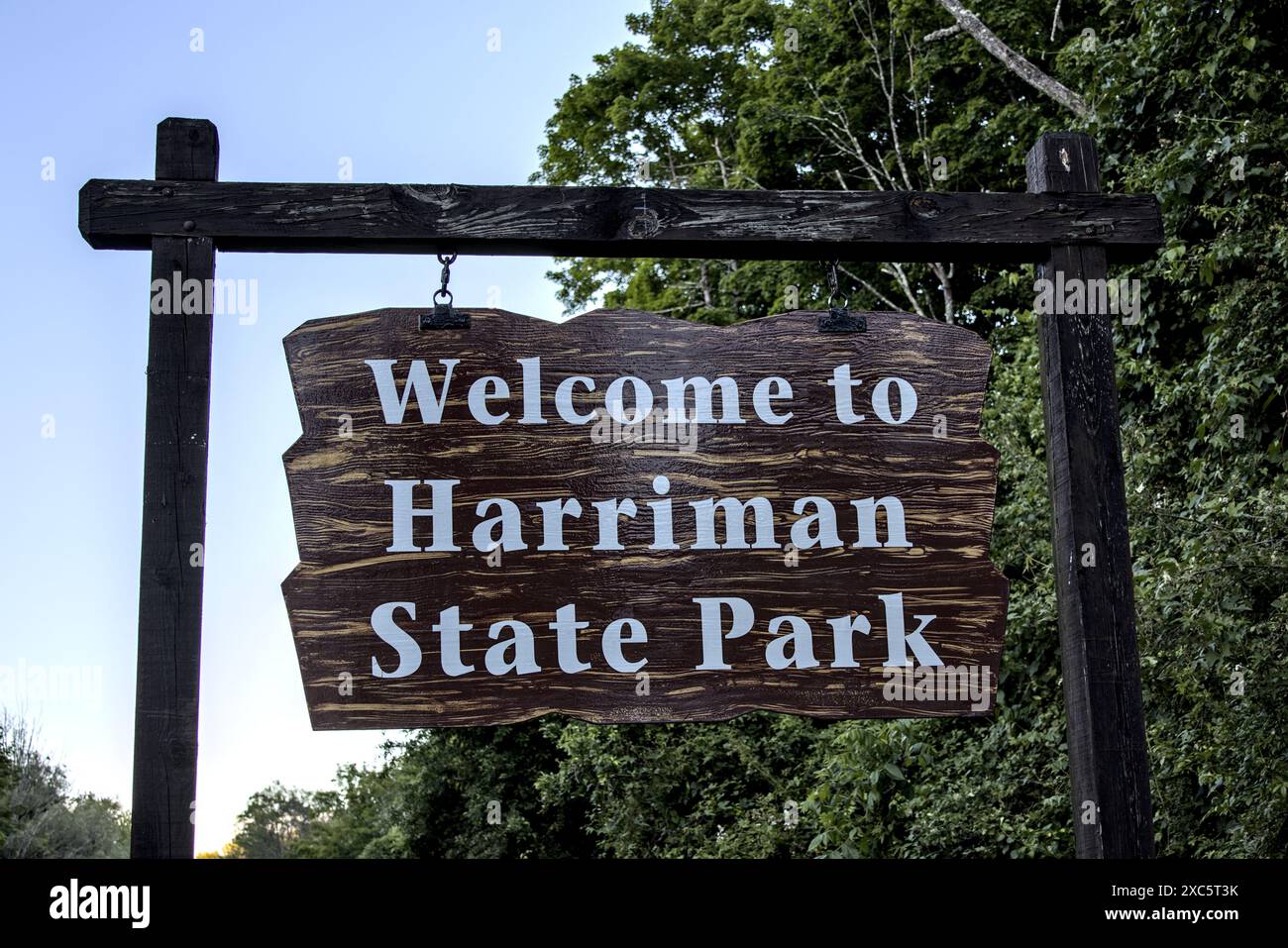 Willkommen im Harriman State Park Schild am Seven Lakes Drive am Eingang zum berühmten Wanderziel. Stockfoto