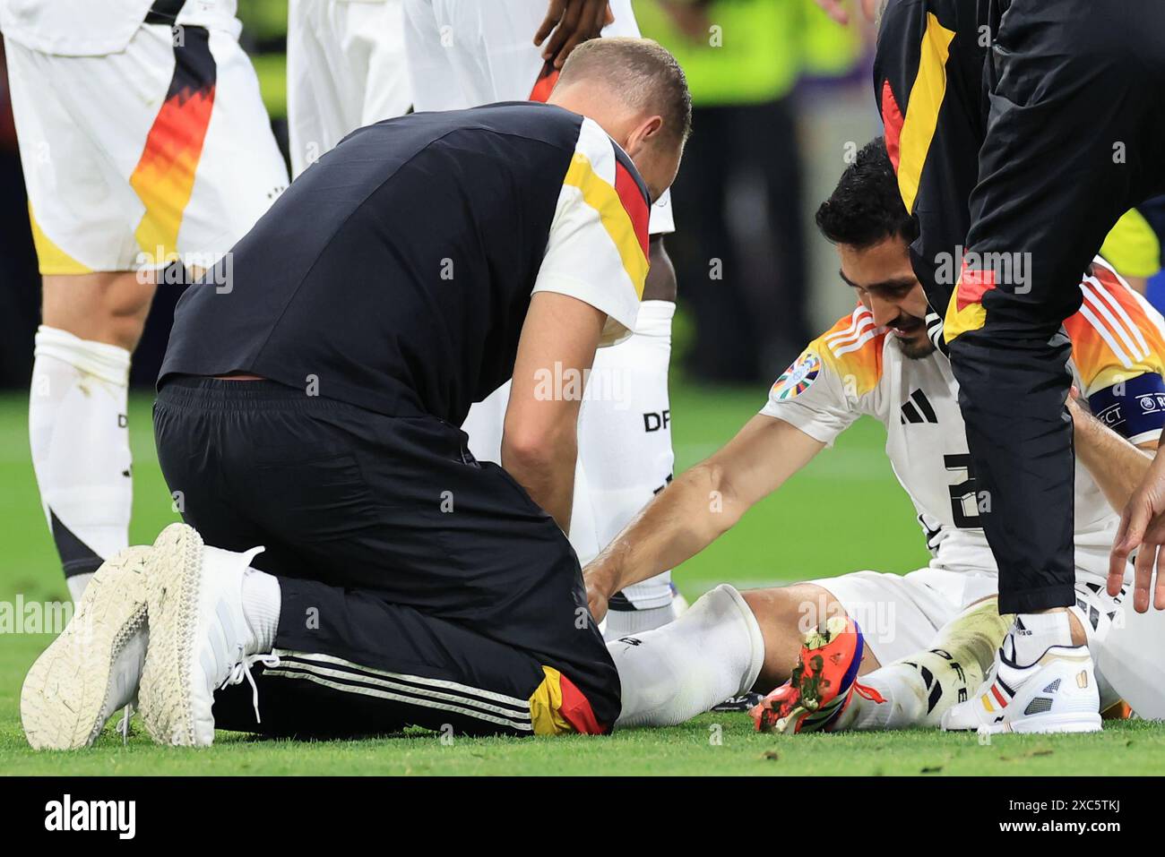 München Football Arena, München, Deutschland. Juni 2024. Euro 2024 Gruppe A Fußball, Deutschland gegen Schottland; Ilkay Gundogan (GER), wird von medizinischem Personal nach einem hohen Tackle von Ryan Porteous betreut, der wegen des Verstoßes abgeschickt wurde Credit: Action Plus Sports/Alamy Live News Stockfoto