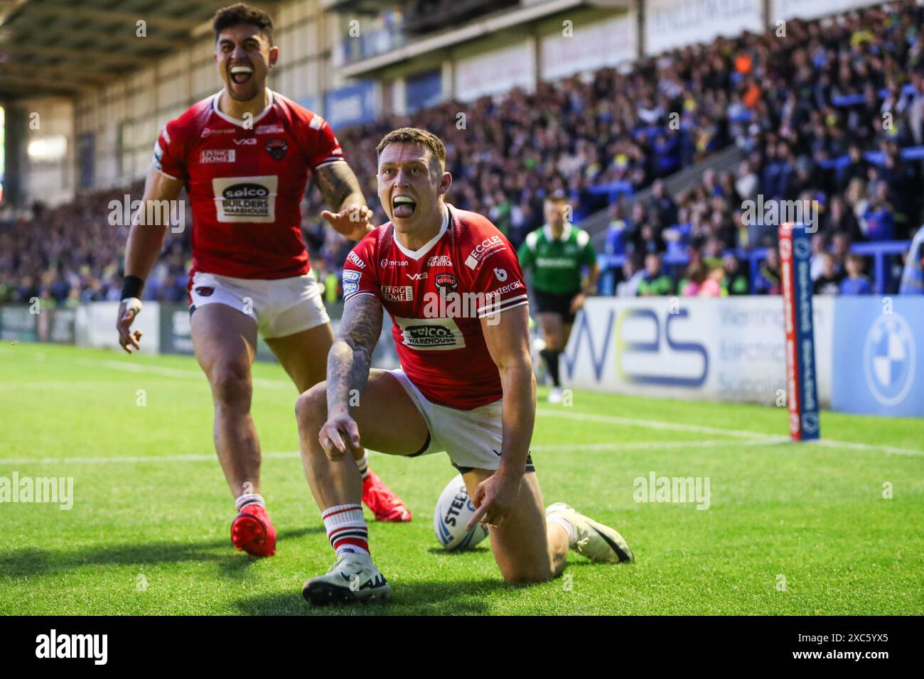 Deon Cross von Salford Red Devils feiert seinen Versuch, es 8-23 während des Spiels Warrington Wolves gegen Salford Red Devils im Halliwell Jones Stadium, Warrington, Großbritannien, 14. Juni 2024 (Foto: Gareth Evans/News Images) Stockfoto