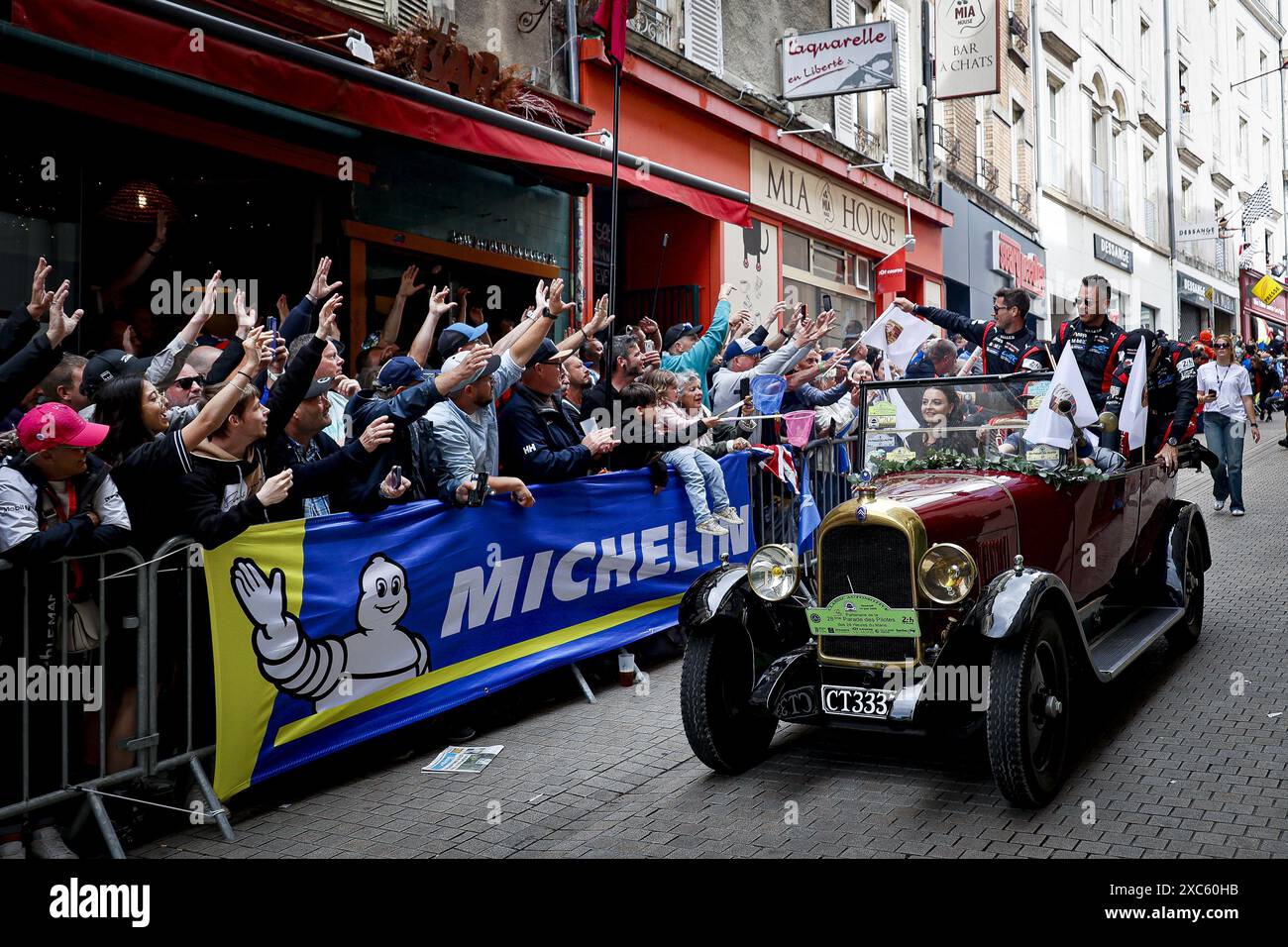 06 ESTRE Kevin (fra), LOTTERER Andre (ger), VANTHOOR Laurens (bel), Porsche Penske Motorsport, Porsche 963 #06, Hypercar, FIA WEC, Porträt während der Grande Parade des Pilotes der 24 Stunden von Le Mans 2024, 4. Runde der FIA-Weltmeisterschaft 2024, auf dem Circuit des 24 Heures du Mans, am 14. Juni 2024 in Le Mans, Frankreich Stockfoto