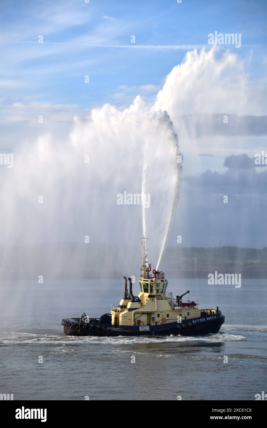 Svitzer Bootle zeigt die Wasserwächter des Schleppers auf spektakuläre Weise, um die Ankunft der Thames Sailing Barges in der Mündungsstadt Grav zu feiern Stockfoto