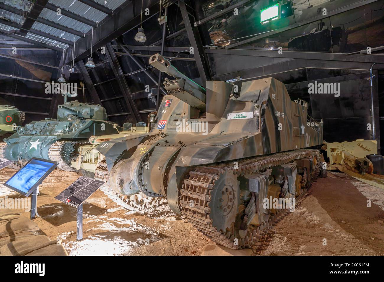 Royal Tank Museum, Amman, Jordanien - 4. Mai 2024: Kanadisches historisches Sexton 25 Pfünder selbstfahrendes Artilleriestück, ausgestellt im schwach beleuchteten Royal Stockfoto