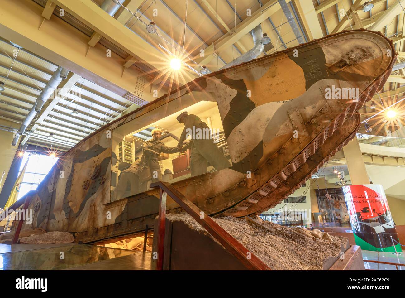 Royal Tank Museum, Amman, Jordanien – 4. Mai 2024: Historisches bedeutendes Innenleben des britischen Panzers Mark I mit einer als Soldat gekleideten Schaufensterpuppe Stockfoto