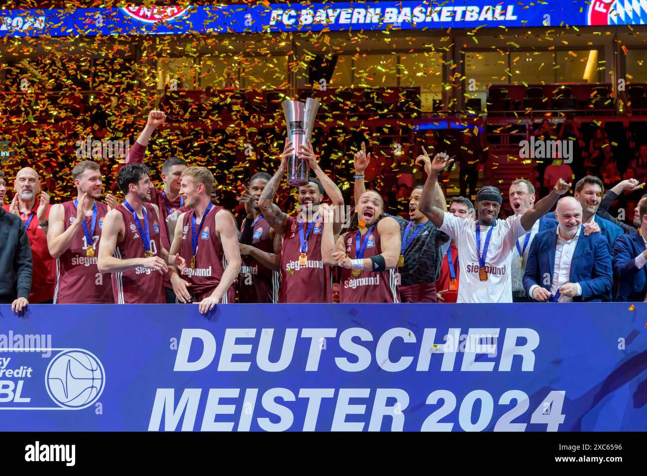 GER, Berlin, Alba Berlin vs FC Bayern Basketball, Play-off Finale, Spiel 4, BBL, Basketball, Uber Arena, 14.06.2024, FC Bayern Basketball wird Deutscher Meister 2024, Cheers, Joy, Nick Weiler-Babb (FC Bayern München Basketball), vor dem pokal, u.a. Niklas Wimberg (FC Bayern München Basketball), Leandro Bolmaro (FC Bayern München Basketball), Niels Giffey (FC Bayern München Basketball), Devin Booker (FC Bayern München Basketball), Nick Babler-Weiler (FC Bayern Muenchen Basketball), Carsen Edwards (FC Bayern Muenchen Basketball), Sylvain Francisco (FC Bayern Muenchen Basketball), Stockfoto