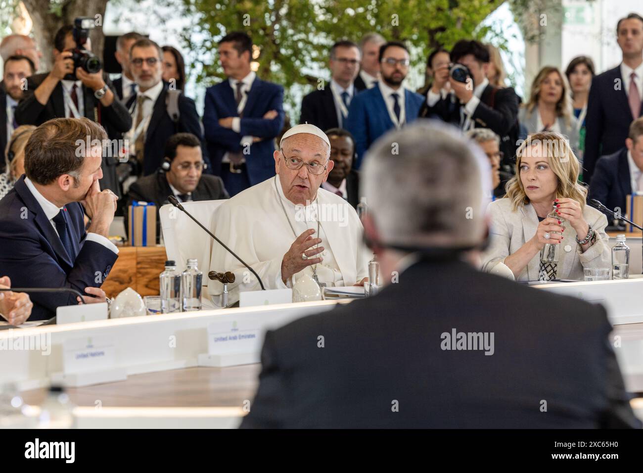 Apulien, Italien. Juni 2024. Papst Franziskus hält während einer Sondersitzung des G7-Gipfels im Ferienort Borgo Egnazia am 14. Juni 2024 in Apulien (Italien) eine Rede über die Bedrohung durch künstliche Intelligenz. Papst Franziskus war der erste Papst, der vor dem jährlichen Treffen der Gruppe der sieben Nationen sprach. Quelle: Nicholas Berardo/G7 Italia 2024/Alamy Live News Stockfoto