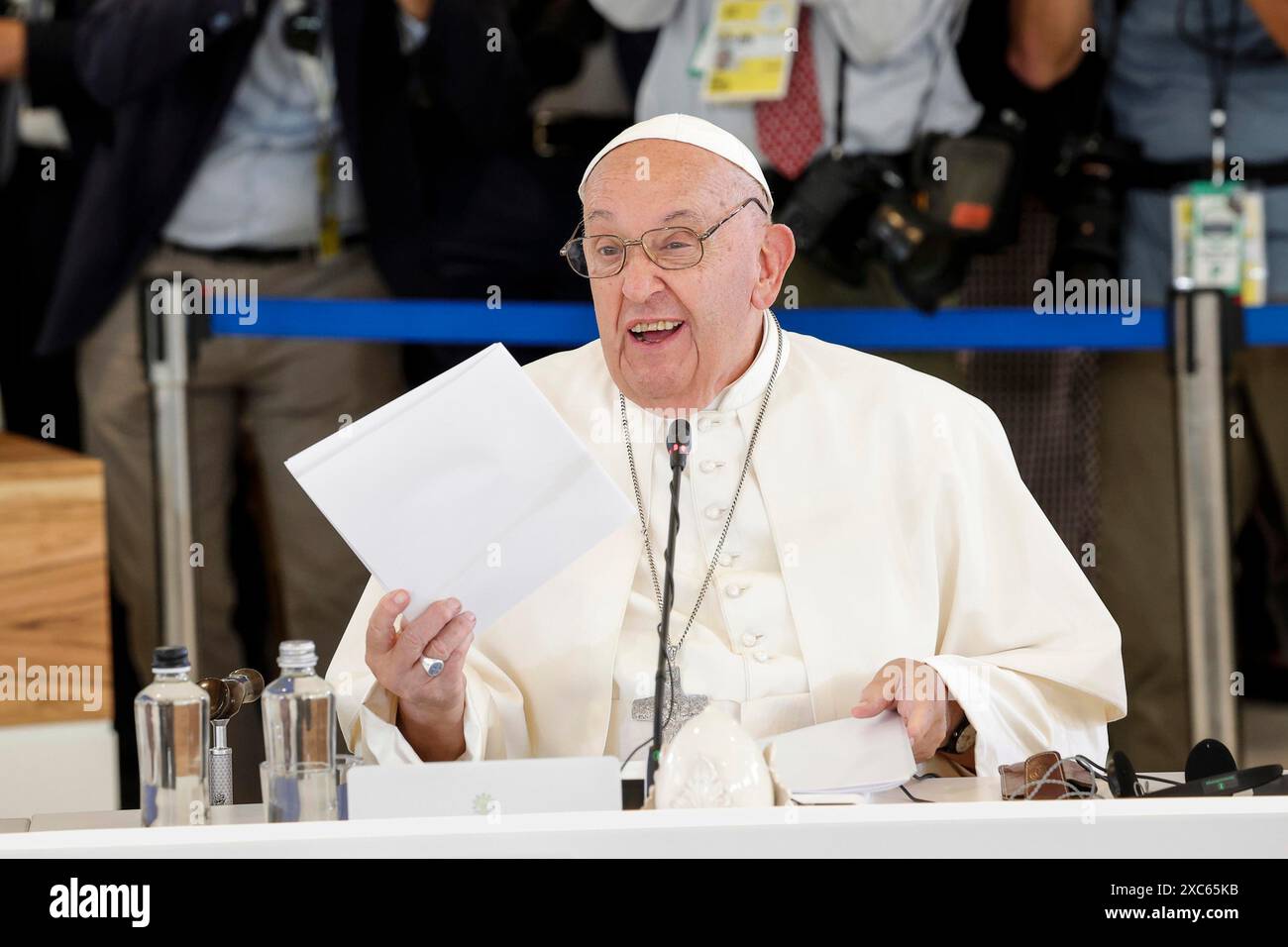 Apulien, Italien. Juni 2024. Papst Franziskus hält während einer Sondersitzung des G7-Gipfels im Ferienort Borgo Egnazia am 14. Juni 2024 in Apulien (Italien) eine Rede über die Bedrohung durch künstliche Intelligenz. Papst Franziskus war der erste Papst, der vor dem jährlichen Treffen der Gruppe der sieben Nationen sprach. Quelle: Presidenza del Consiglio/G7 Italia 2024/Alamy Live News Stockfoto