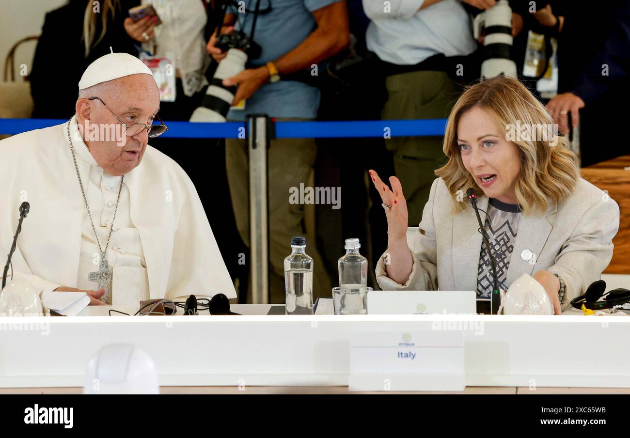 Apulien, Italien. Juni 2024. Papst Franziskus, links, wird von der ...