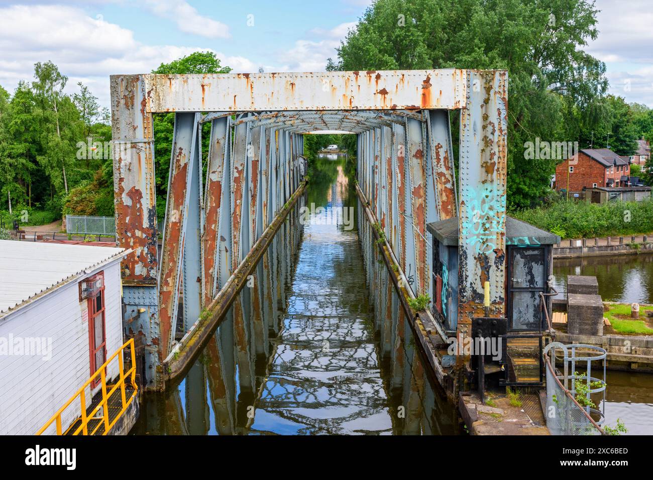 Das Barton Swing Aquädukt im Mai 2024 zeigt den schlechten Zustand der Lackierung. Barton, Manchester, England, Großbritannien Stockfoto