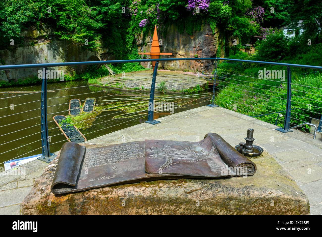 Skulptur von Bronzecast. Darstellung der Parlamentsakte von 1659, die den Bau des Bridgewater Canal erlaubte. In Worsley Delph, Salford, England, Großbritannien Stockfoto