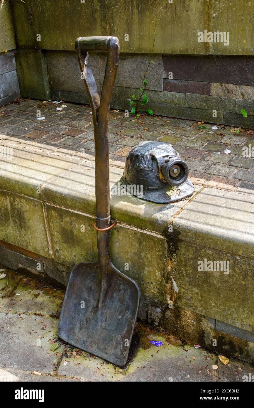 Skulptur von Bronzecast. Mit dem Hut und der Schaufel eines Bergarbeiters. In Worsley Delph, Salford, Greater Manchester, England, Großbritannien Stockfoto