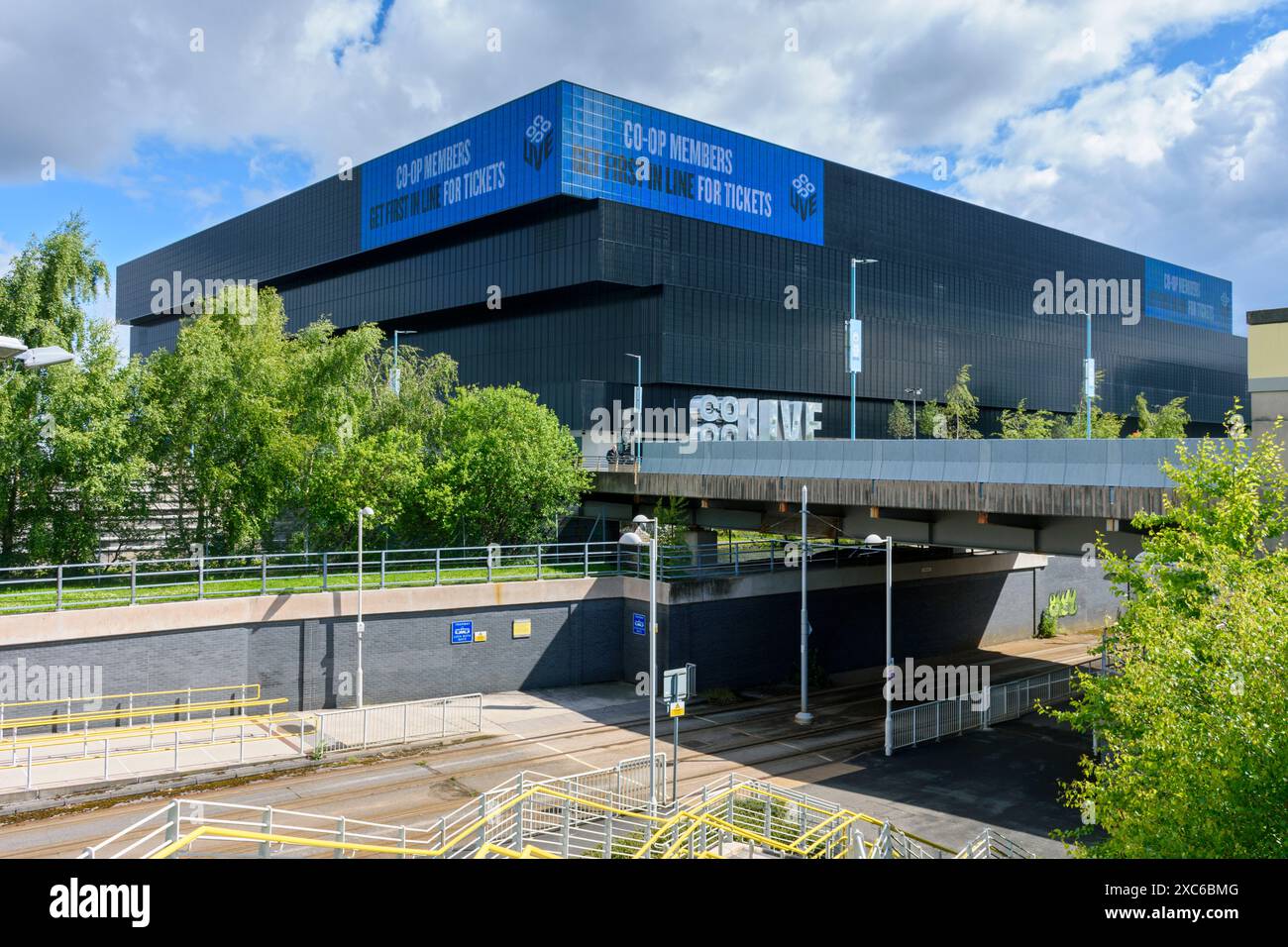 Die Co-op Live Arena von der Straßenbahnhaltestelle Etihad Campus Metrolink in Manchester, England, Großbritannien Stockfoto