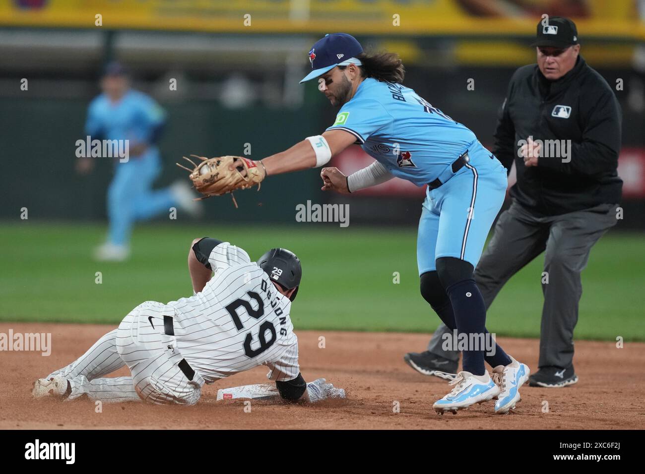 Toronto Blue Jays Shortsop Bo Bichette (11) verpasst den Chicago White Sox Shortstop Paul DeJong (29) während des regulären MLB-Saisonspiels zwischen den Toronto Blue Jays und Chicago White Sox im garantierten Rate Field in Chicago, IL am 29. Mai 2024. Die Blue Jays besiegten die White Sox mit 3:1. (Max Siker / Bild von Sport) Stockfoto