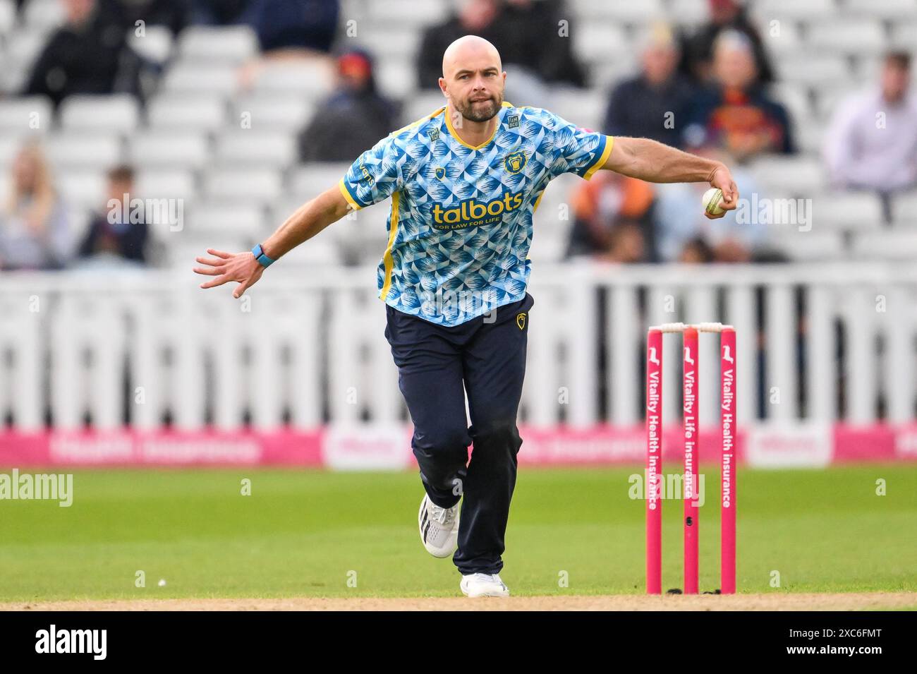 Jake Lintott von Birmingham Bears liefert den Ball während des Vitality Blast Matches Birmingham Bears vs Lancashire Lightning in Edgbaston, Birmingham, Großbritannien, 14. Juni 2024 (Foto: Craig Thomas/News Images) Stockfoto