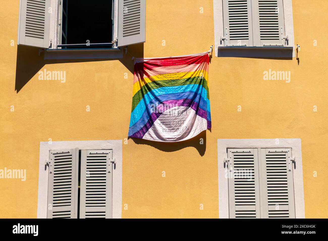 LGBTQ-Banner hängt am Fenster in Frankreich Stockfoto