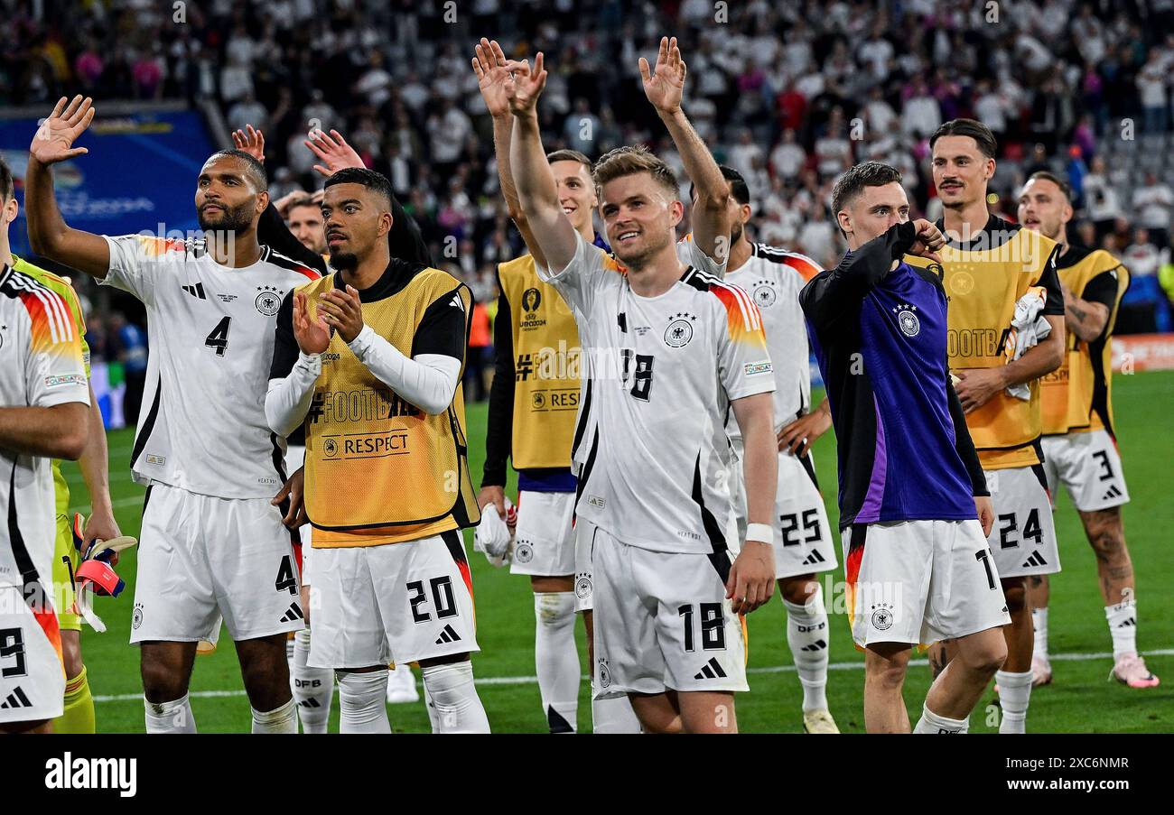 14.06.2024, xpsx, UEFA Euro 2024 Vorrunde, Deutschland - Schottland v.l. Jonathan Tah Deutsche Fussball Nationalmannschaft DFB, Benjamin Henrichs Deutsche Fussball Nationalmannschaft DFB, Maximilian Mittelstädt Deutsche Fussball Nationalmannschaft DFB nach dem Spiel DFL/DFB-VORSCHRIFTEN VERBIETEN JEDE VERWENDUNG VON FOTOGRAFIEN als BILDSEQUENZEN und/oder QUASI-VIDEO, München Bayern Deutschland DEU Stadion München *** 14 06 2024, xpsx, Vorrunde der UEFA Euro 2024, Deutschland Schottland gegen l Jonathan Tah deutsche Fußballnationalmannschaft DFB, Benjamin Henrichs DFB, Maximilian Mitt Stockfoto