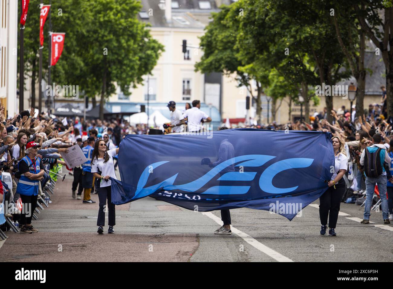 WEC-Team während der Grande Parade des Pilotes der 24 Stunden von Le Mans 2024, 4. Runde der FIA-Langstrecken-Weltmeisterschaft 2024, auf dem Circuit des 24 Heures du Mans, am 14. Juni 2024 in Le Mans, Frankreich Stockfoto