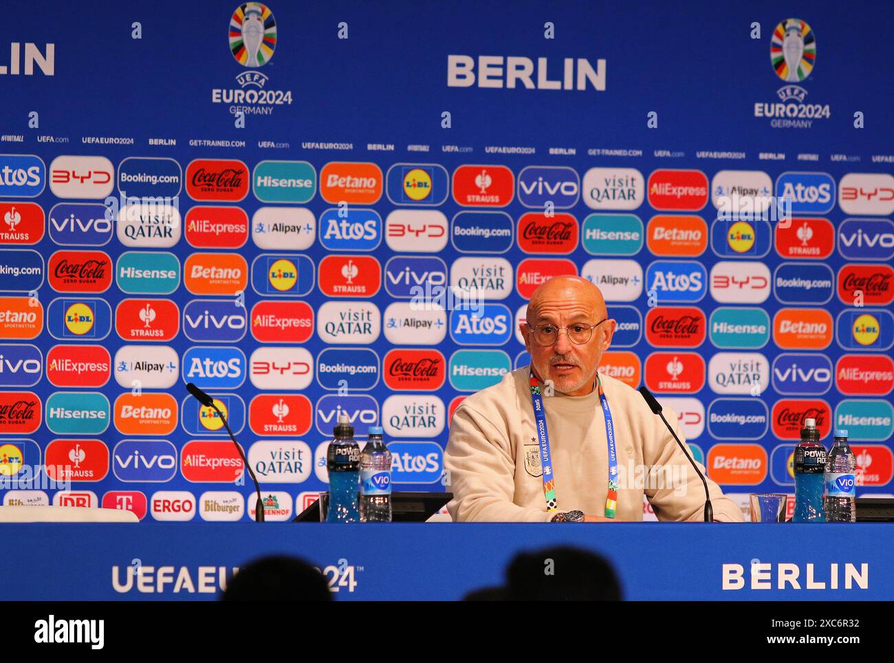 Berlin, Deutschland - 14. Juni 2024: Spanien-Trainer Luis de la Fuent spricht während einer Pressekonferenz vor dem Gruppenspiel der UEFA EURO 2024 gegen Kroatien im Olympiastadion in Berlin vor den Medien Stockfoto