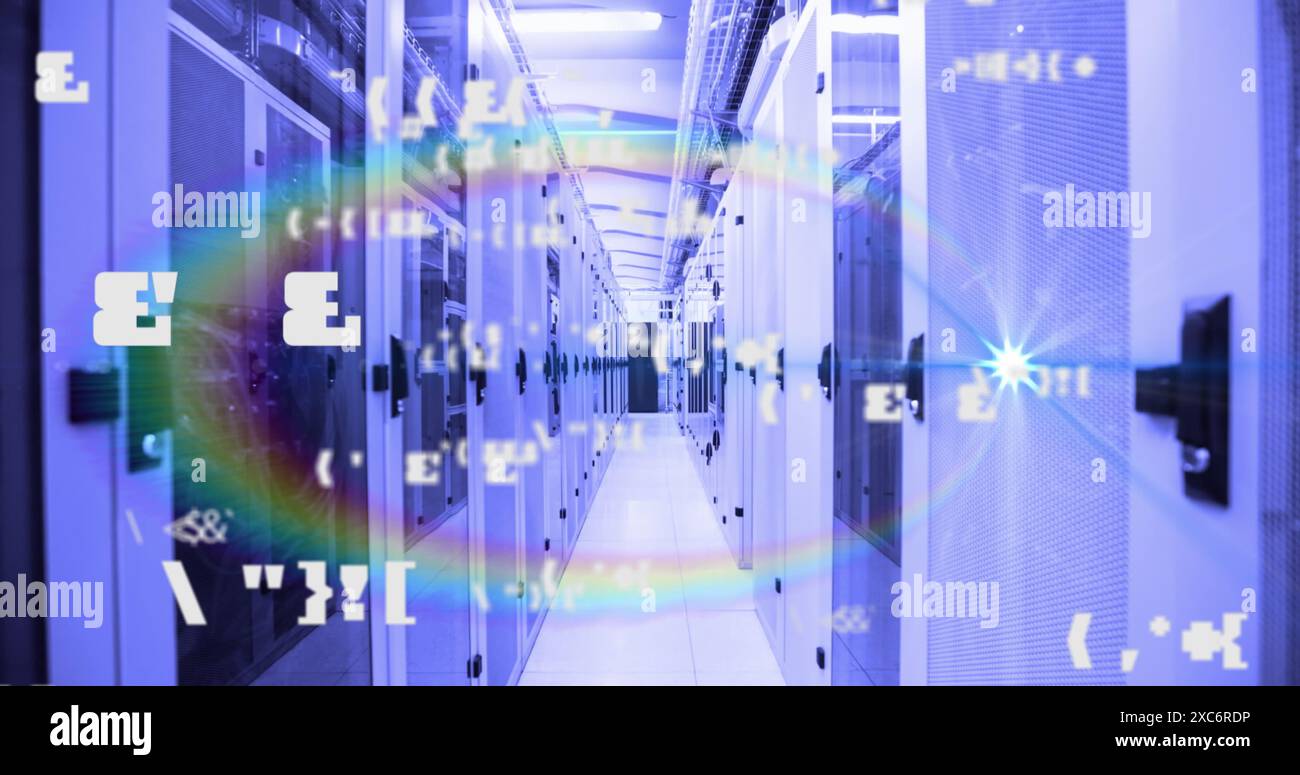 Abbildung des Regenbogenlichts und der wechselnden Symbole über dem Computerserverraum Stockfoto