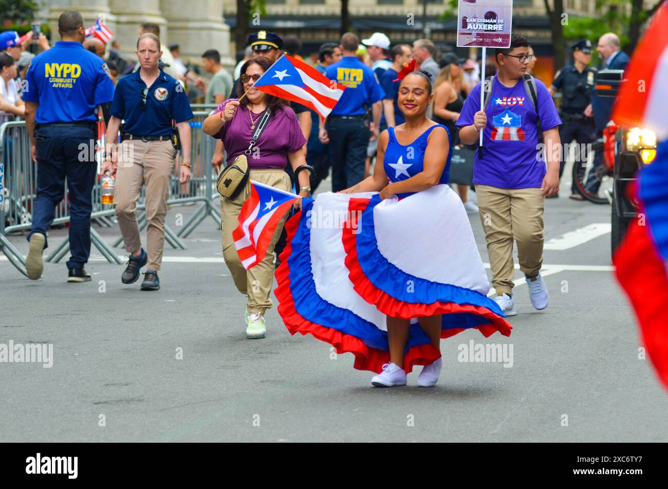 Tausende von Teilnehmern versammelten sich entlang der Fifth Avenue in New York City während der National Puerto Ricaner Day Parade. Stockfoto