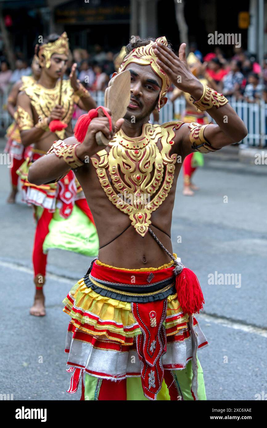 Ein Pathuru-Tänzer tritt während des Day Perahera, dem letzten Event der Esala Perahera, auf einer Straße in Kandy in Sri Lanka auf. Stockfoto