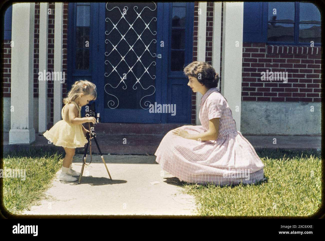 Tochter fotografiert Mutter mit Filmkamera 1950 Bild von 35 mm Transparenz. Stockfoto