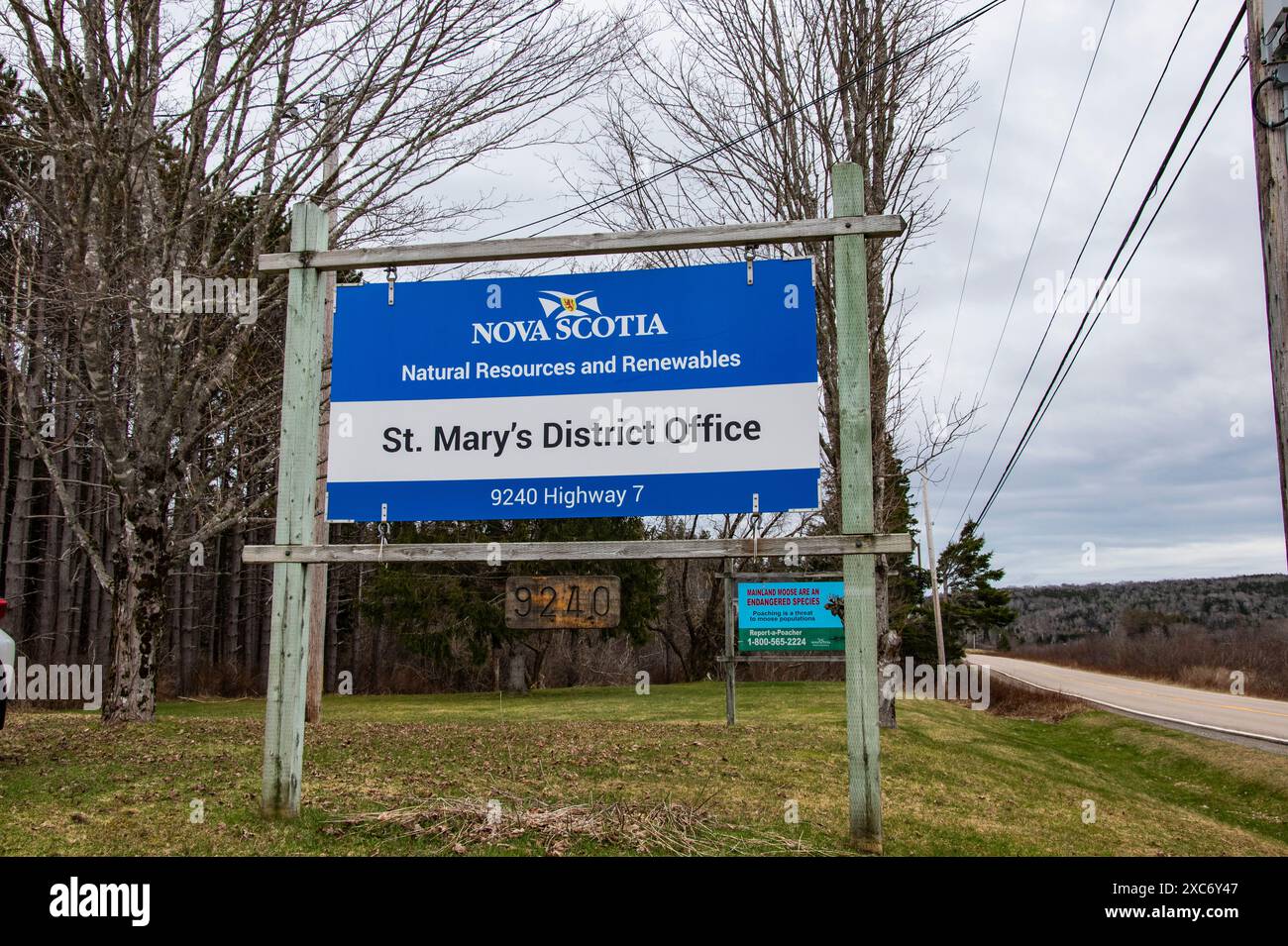 Naturressourcen und erneuerbare Energien das St. Mary’s District Office Schild auf dem Highway 7 in Sherbrooke, Nova Scotia, Kanada Stockfoto