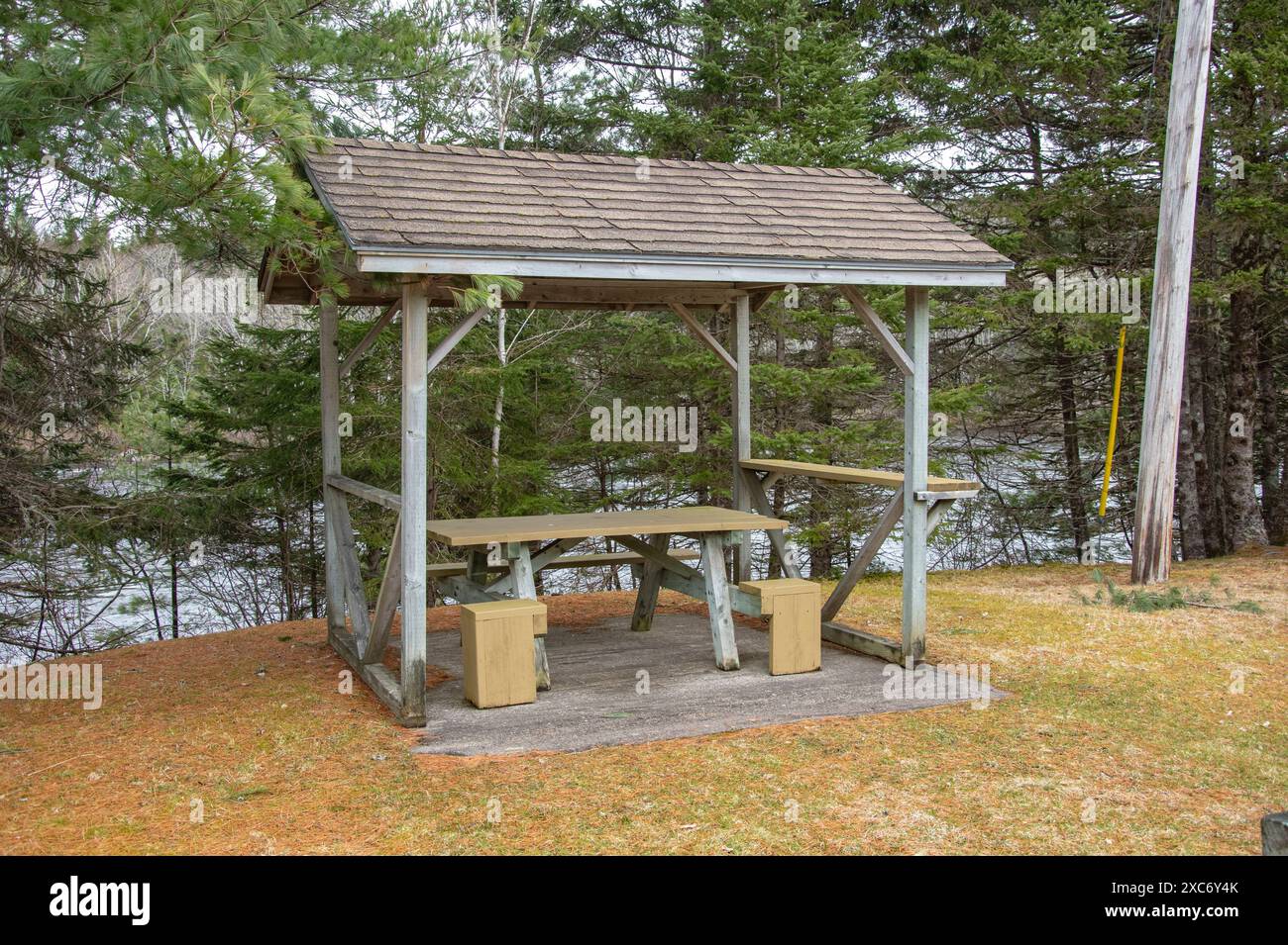 Picknickunterkunft im Stonewall Park am Highway 7 in Sherbrooke, Nova Scotia, Kanada Stockfoto