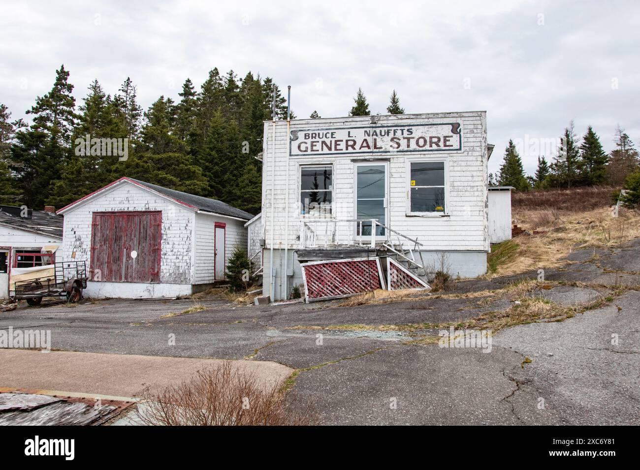 Verfallene verlassene Bruce L. Nauffts-Kaufhäuser und Gebäude in Liscomb, Nova Scotia, Kanada Stockfoto