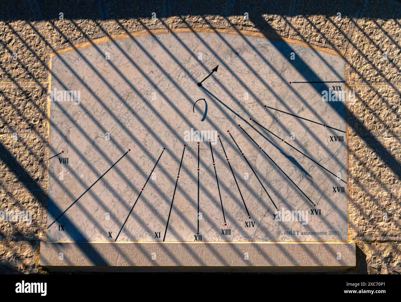 Sonnenuhr mit Schattenrasterzeit Stockfoto