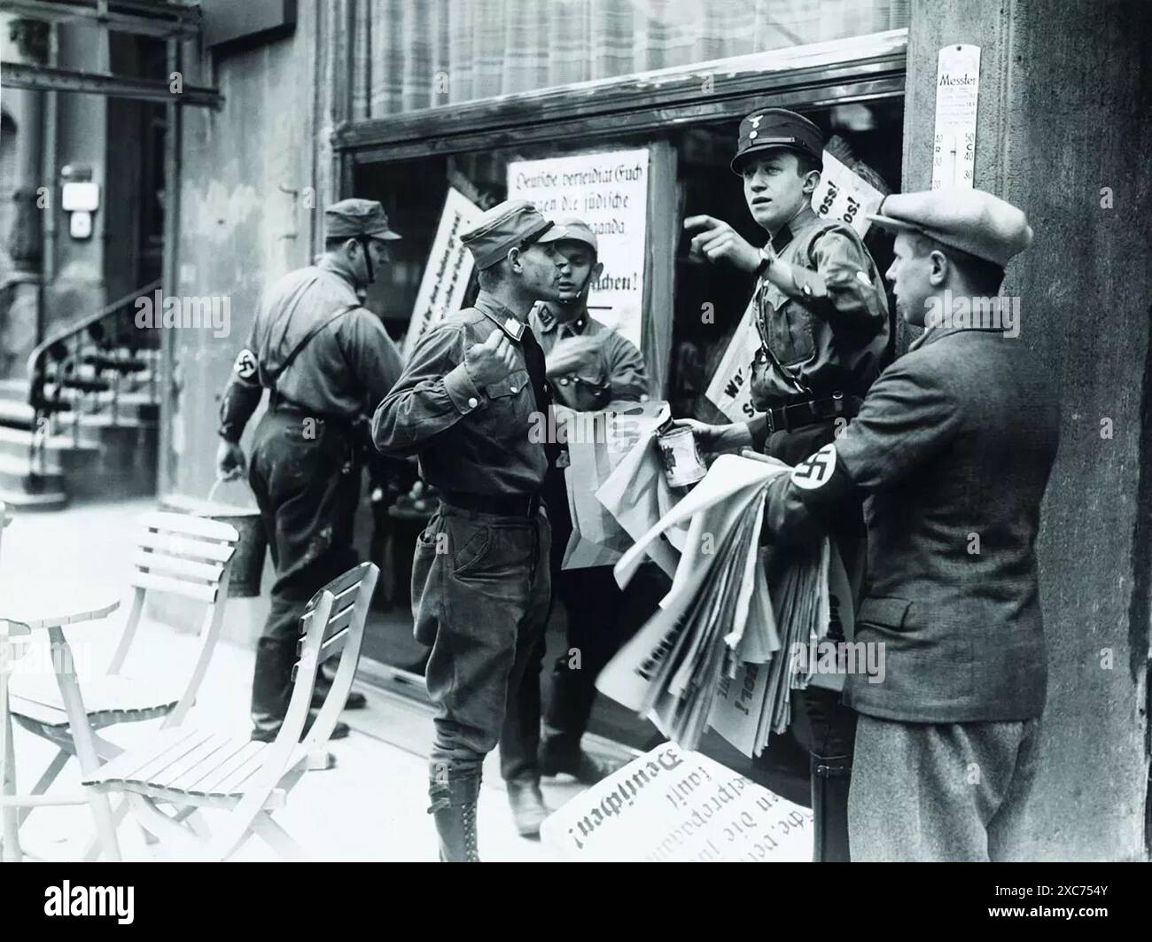 Mitglieder der Sturmabteilung (SA, die berüchtigten Brownshirts) während des Boykotts jüdischer Unternehmen vom 1. April 1933. Hier werden sie in Berlin gesehen, die Schilder verteilen, die man in der Stadt aufstellen kann. Der Boykott jüdischer Unternehmen war die erste direkte antijüdische Aktion, die zum Ausschluss der Juden aus der Gesellschaft und schließlich zur Vernichtung führte und nur zwei Monate nach Hitlers Machtergreifung stattfand. Stockfoto