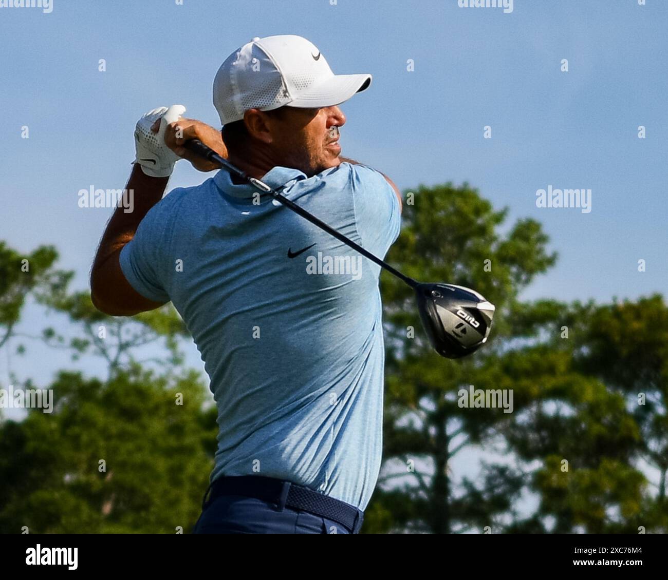 Pinehurst, North Carolina, USA. Juni 2024. Brooks Koepka aus West Palm Beach, Florida, spielt seinen Schuss aus dem vierten Abschlag während der ersten Runde der 124. U.S. Open am 13. Juni 2024 im Pinehurst Resort & Country Club (Kurs Nr. 2) in Pinehurst, North Carolina. (Kreditbild: © Timothy L. Hale/ZUMA Press Wire) NUR REDAKTIONELLE VERWENDUNG! Nicht für kommerzielle ZWECKE! Stockfoto