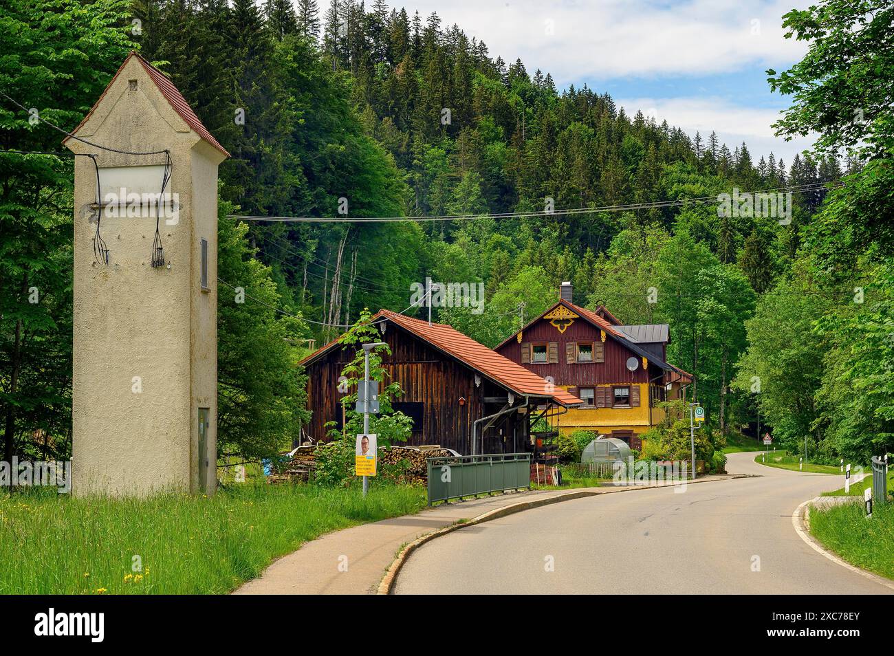 Mischwald, gewundene Landstraße, Holzhäuser und Transformatorturm, Kreuzthal, Markt Buchenberg, Allgäu, Schwaben, Bayern, Deutschland Stockfoto