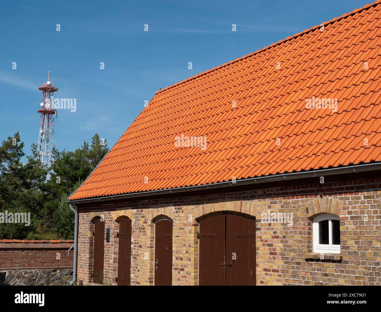 Backsteingebäude mit rotem Ziegeldach und Kamin vor klarem Himmel, ahrenshoop, zingst, deutschland Stockfoto