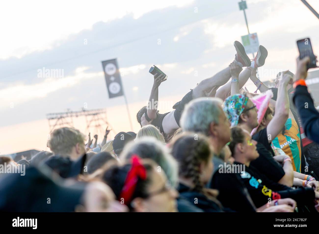 Adenau, 7. Juni 2024: Fan Crowdsurfing am Rock am Ring. Das Festival findet auf der Nürburgring Rennstrecke in der Nähe der Stadt Adenau ab statt Stockfoto